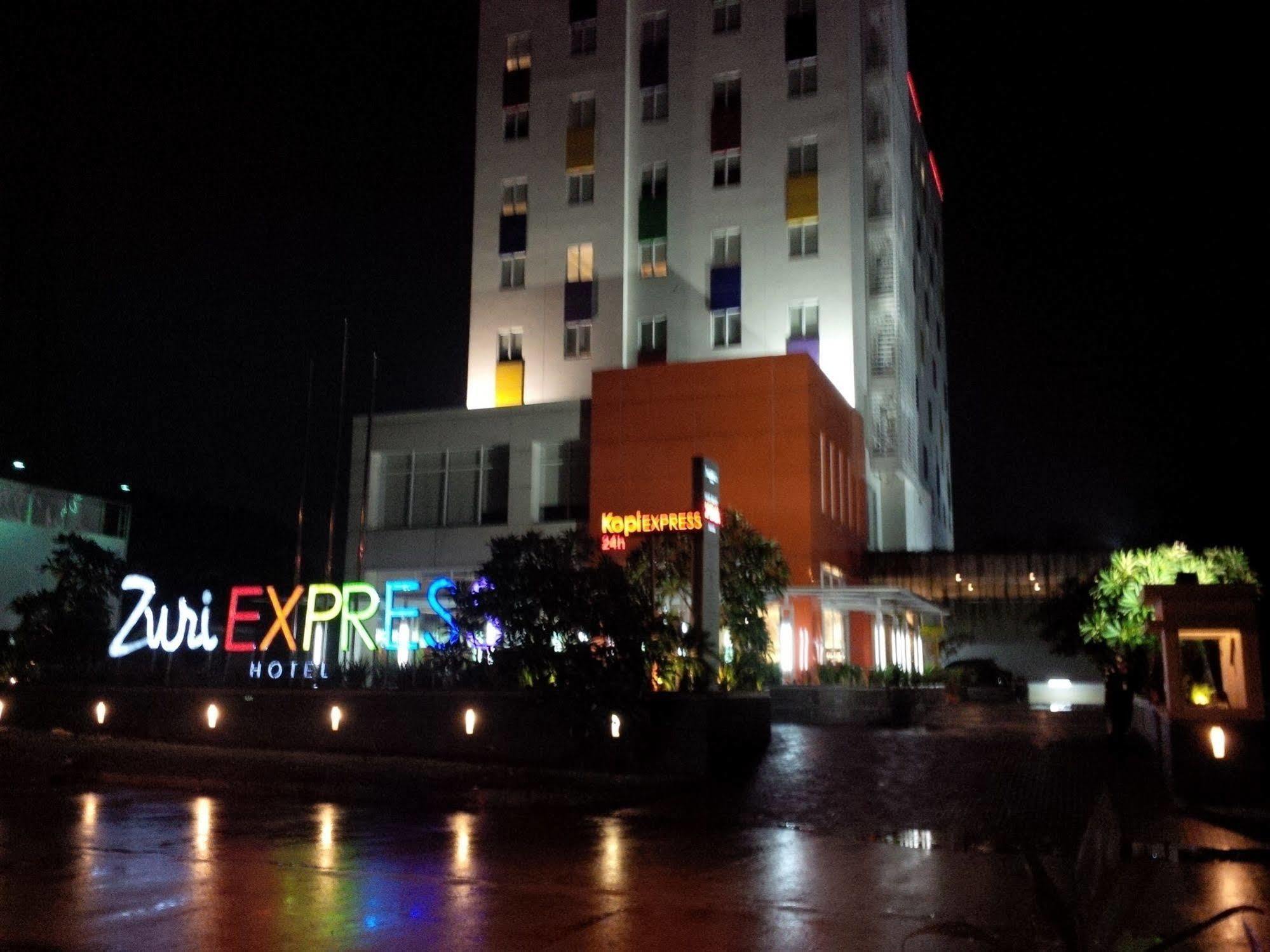 Готель Zuri Express Lippo Cikarang Бекасі Екстер'єр фото